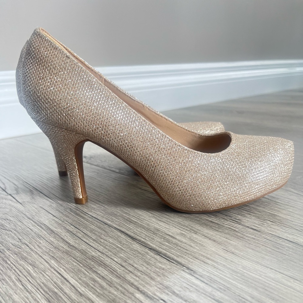 Dream Pairs gold, sparkly high heeled shoes.